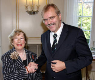 Felicia-Amalia Langer (links) und Staatssekretär Hubert Wicker (rechts)