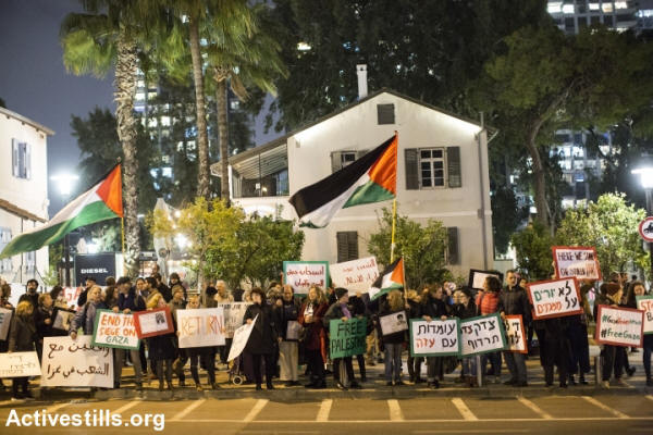 Israelische Aktivisten marschieren während einer Protestaktion vor dem Hauptquartier der israelischen Armee in Tel Aviv-Stadt in Solidarität mit dem Rückkehrmarsch des Gazastreifens und gegen die israelische Blockade am 30. März 2019. Israel (Keren Manor / Activestills.org)
