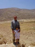 Wassaf Abu Saud mit seiner Tochter, im Hintergrund die Reste seines Hauses