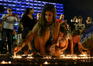 Israelis protesting the Gaza war in Tel Aviv light candles to commemorate the victims. (photo: Oren Ziv/Activestills.org)